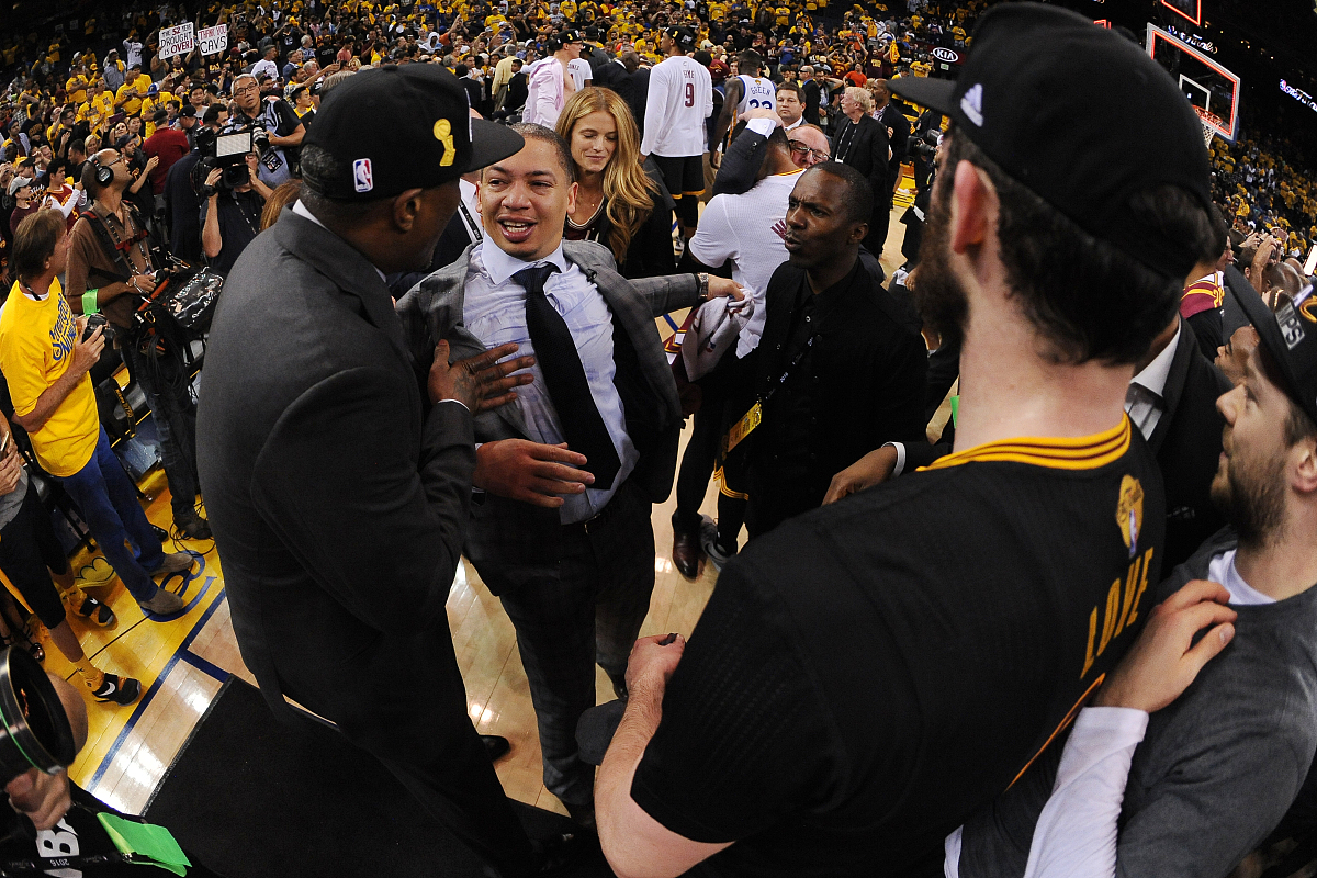 爱游戏-蒂姆重要时刻大比分获胜，塞尔维亚队带队取胜！引发球迷热议(塞尔维亚队足球)